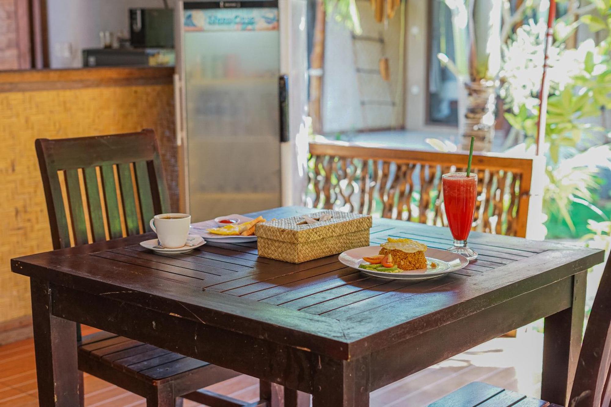 Made Taro - Menjangan Homestay Banyuwedang Esterno foto