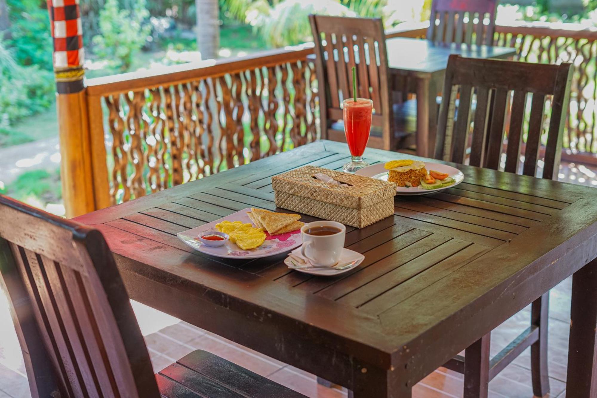 Made Taro - Menjangan Homestay Banyuwedang Esterno foto