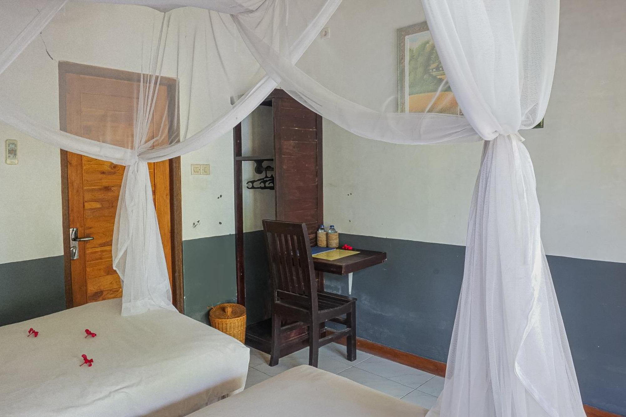 Made Taro - Menjangan Homestay Banyuwedang Esterno foto