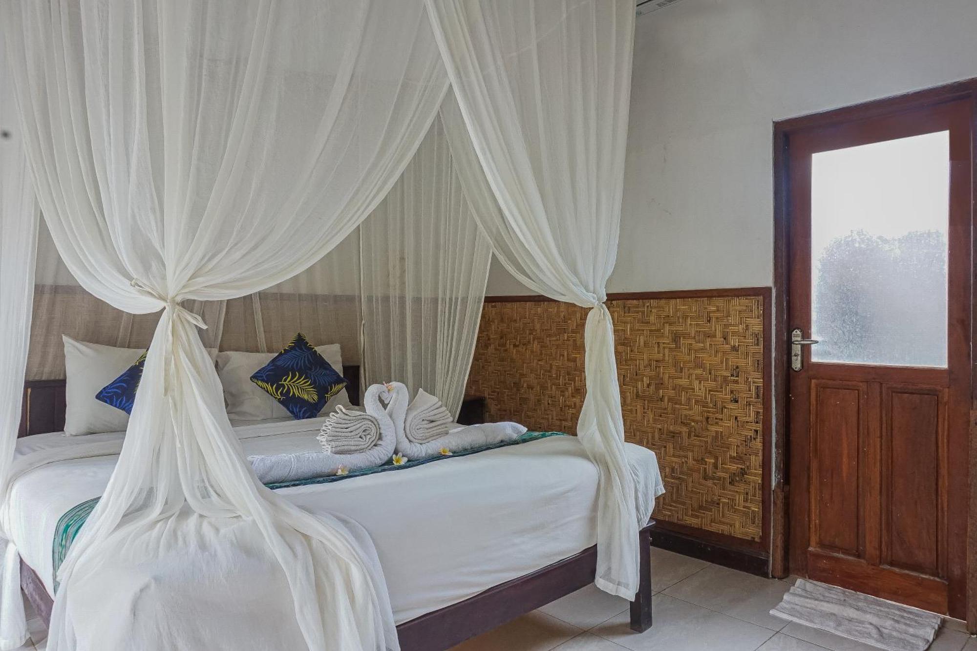 Made Taro - Menjangan Homestay Banyuwedang Esterno foto