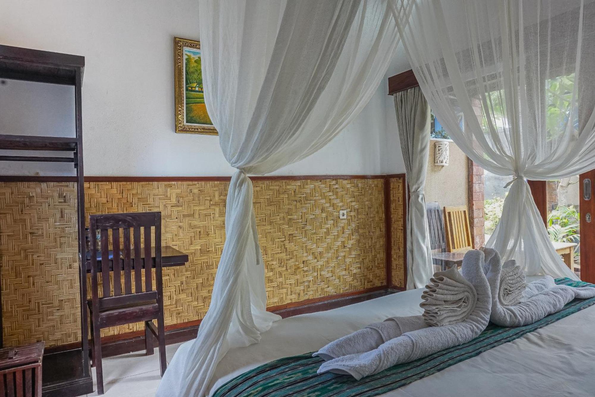 Made Taro - Menjangan Homestay Banyuwedang Esterno foto