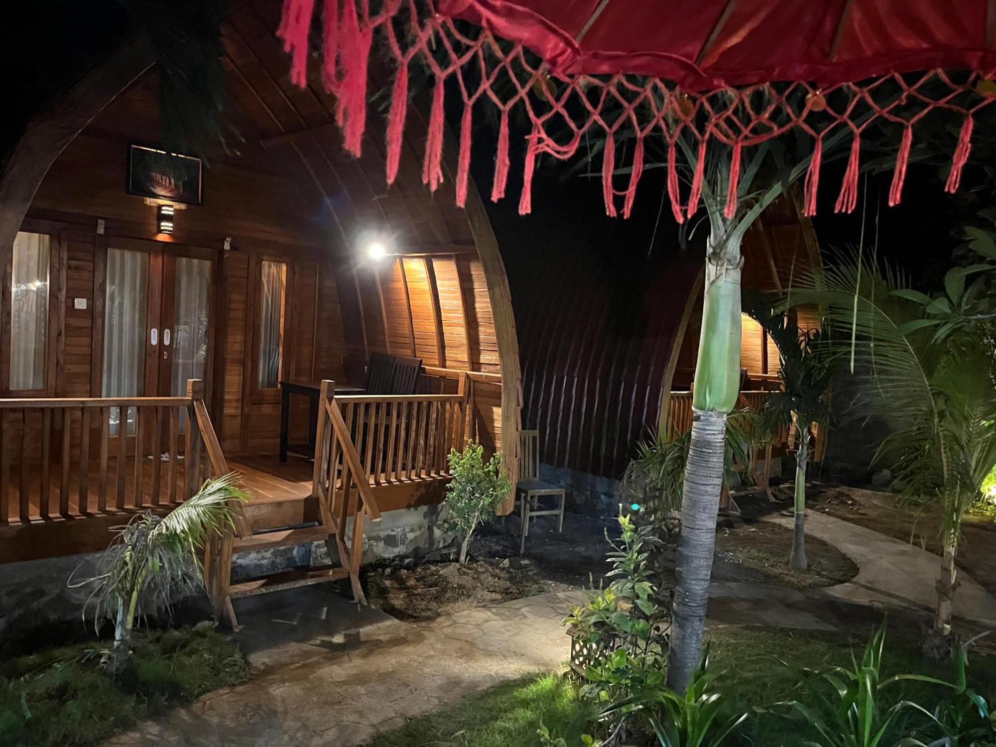 Made Taro - Menjangan Homestay Banyuwedang Esterno foto
