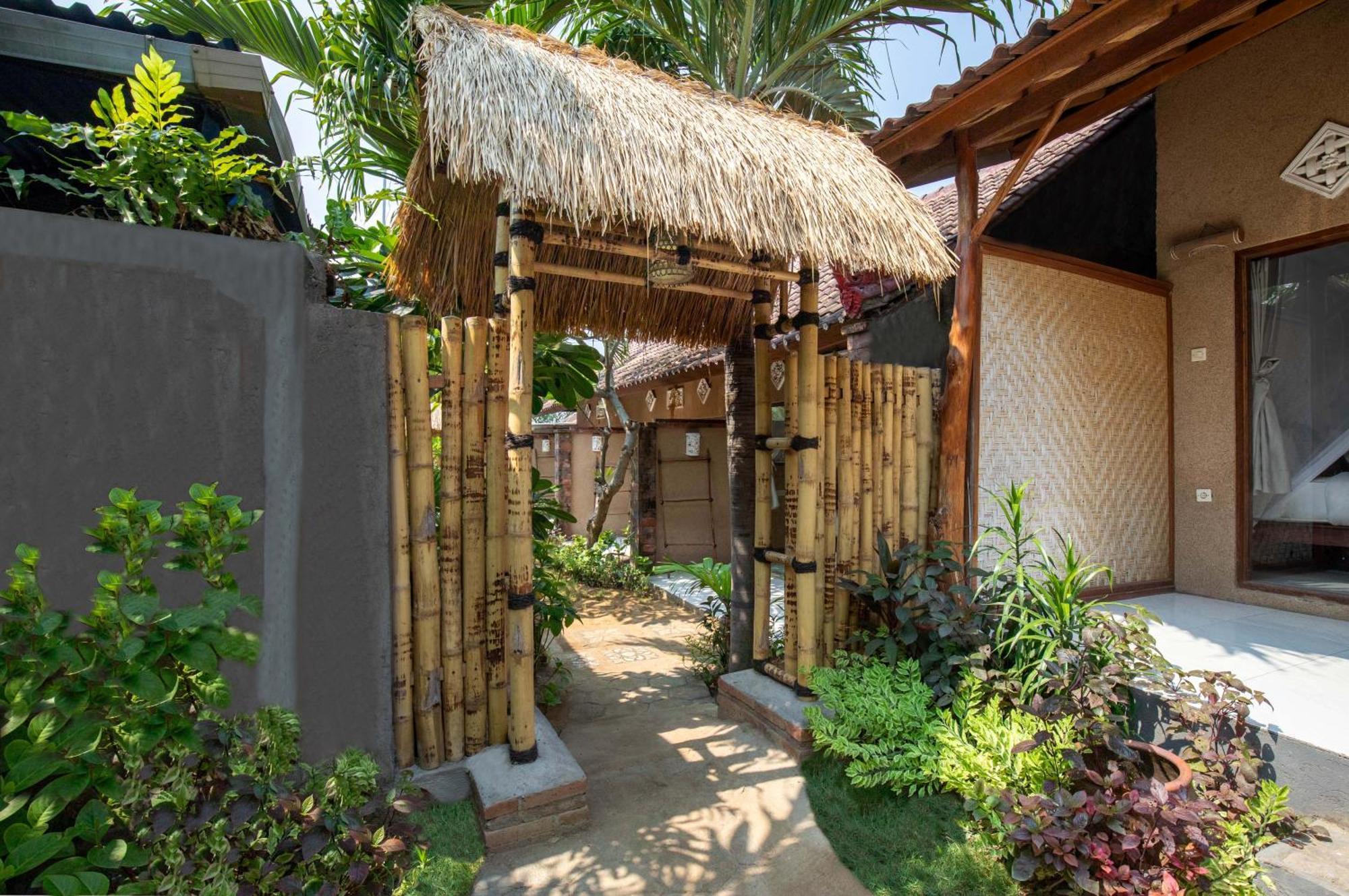 Made Taro - Menjangan Homestay Banyuwedang Esterno foto