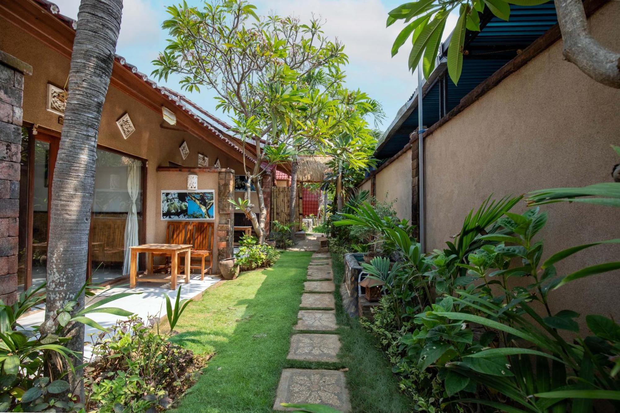 Made Taro - Menjangan Homestay Banyuwedang Esterno foto