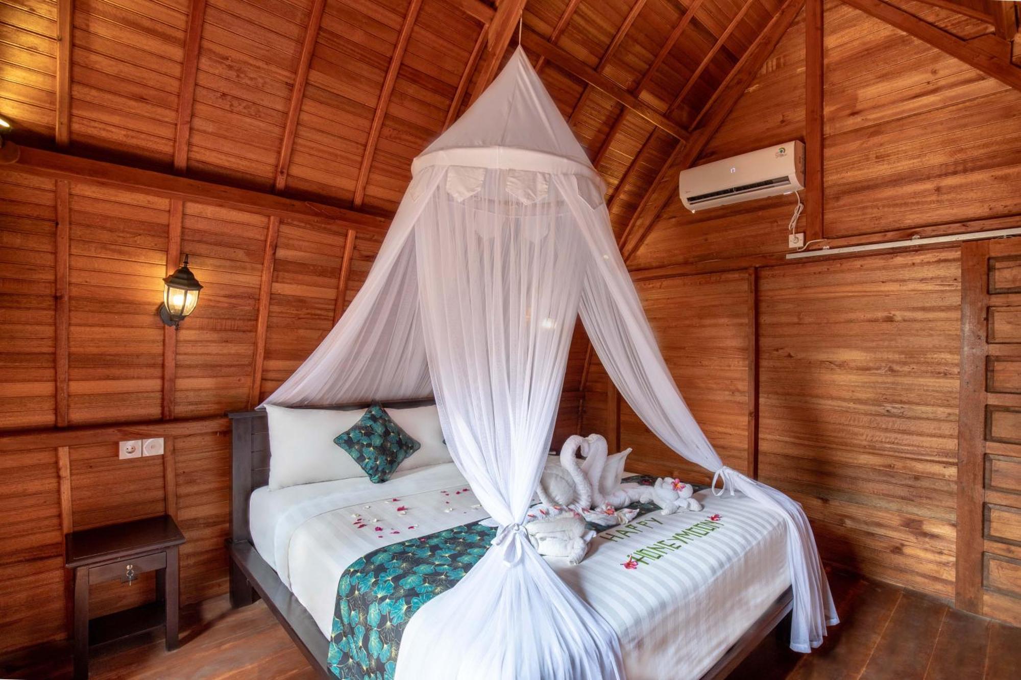 Made Taro - Menjangan Homestay Banyuwedang Esterno foto
