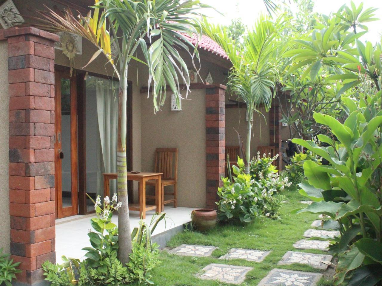 Made Taro - Menjangan Homestay Banyuwedang Esterno foto