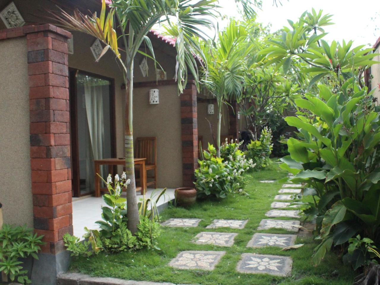 Made Taro - Menjangan Homestay Banyuwedang Esterno foto
