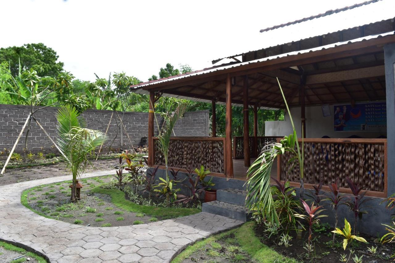 Made Taro - Menjangan Homestay Banyuwedang Esterno foto