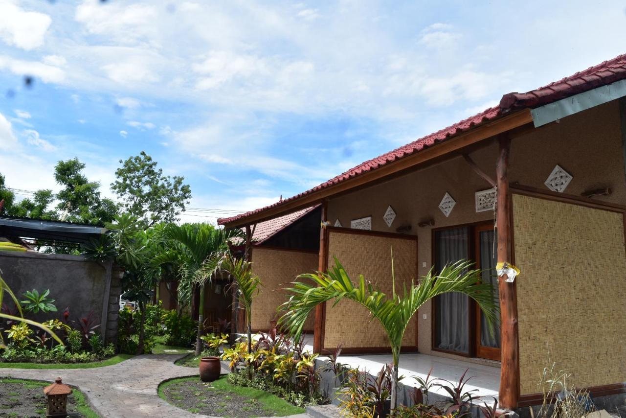 Made Taro - Menjangan Homestay Banyuwedang Esterno foto