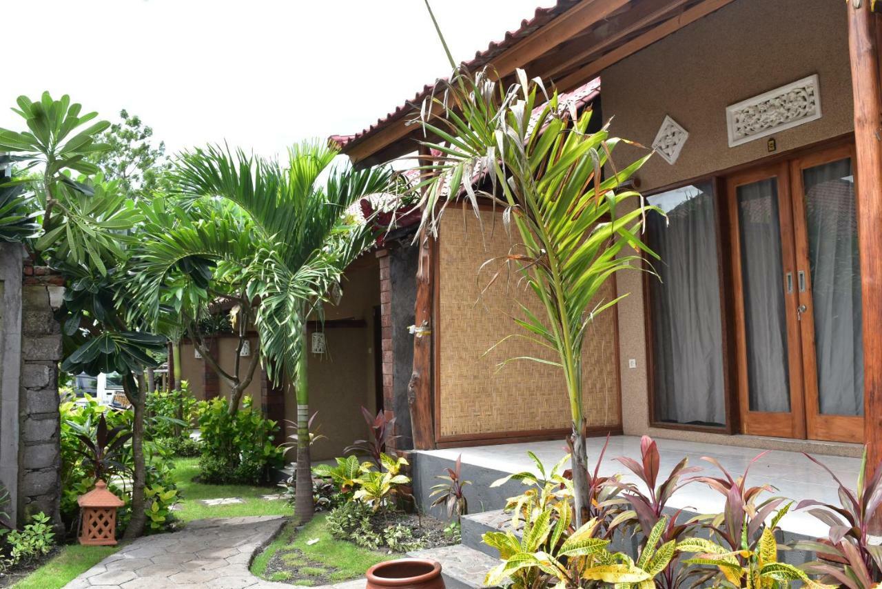 Made Taro - Menjangan Homestay Banyuwedang Esterno foto