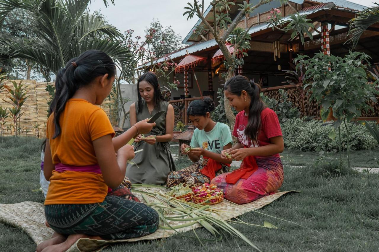 Made Taro - Menjangan Homestay Banyuwedang Esterno foto