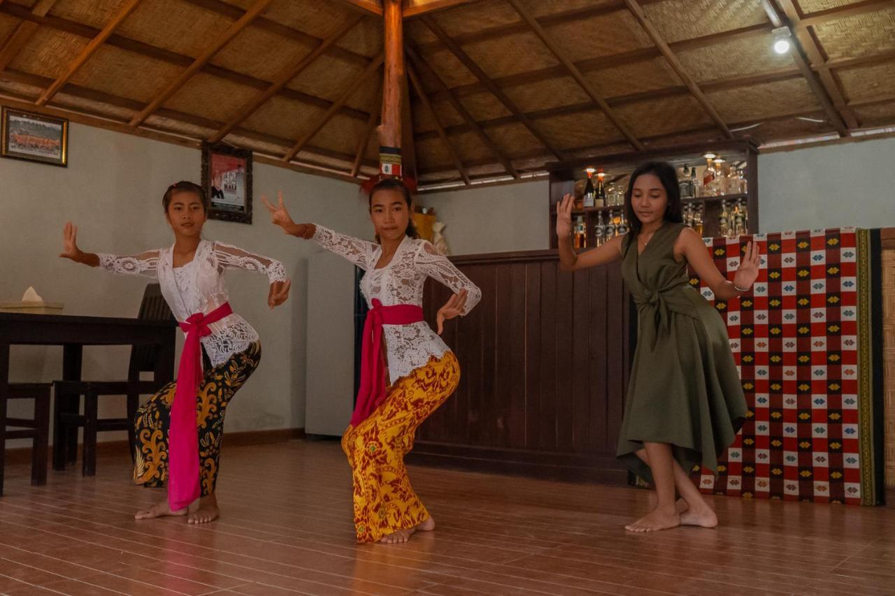 Made Taro - Menjangan Homestay Banyuwedang Esterno foto